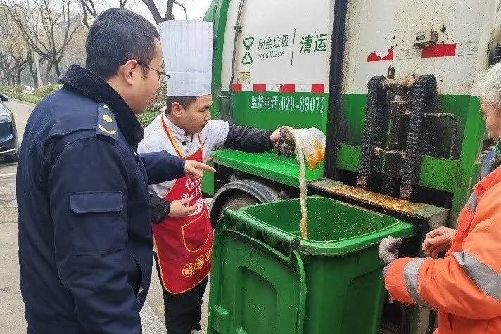 阎良区城管局持续深化餐饮行业垃圾分类常态化监管，筑牢城市生活垃圾治理防线